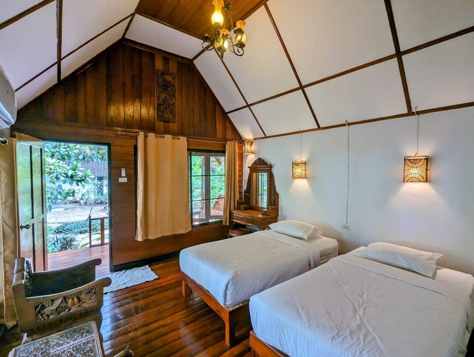 Deluxe Twin Room | In-room safe, cribs (free), WiFi (free), bed sheets