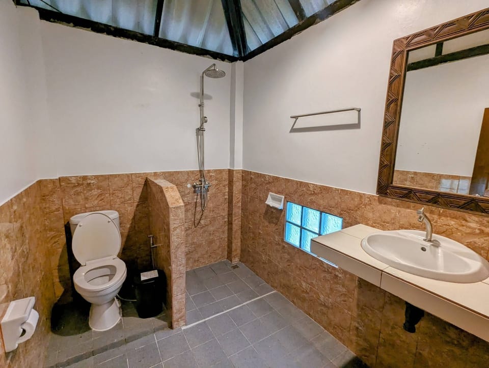 Superior Bungalow | Bathroom | Shower, rainfall showerhead, eco-friendly toiletries, bidet