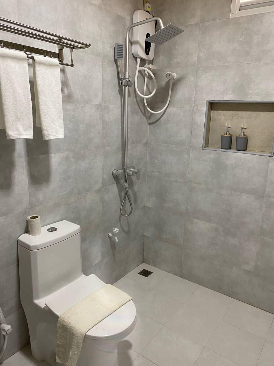 Basic Double Room | Bathroom | Shower, rainfall showerhead, free toiletries, hair dryer