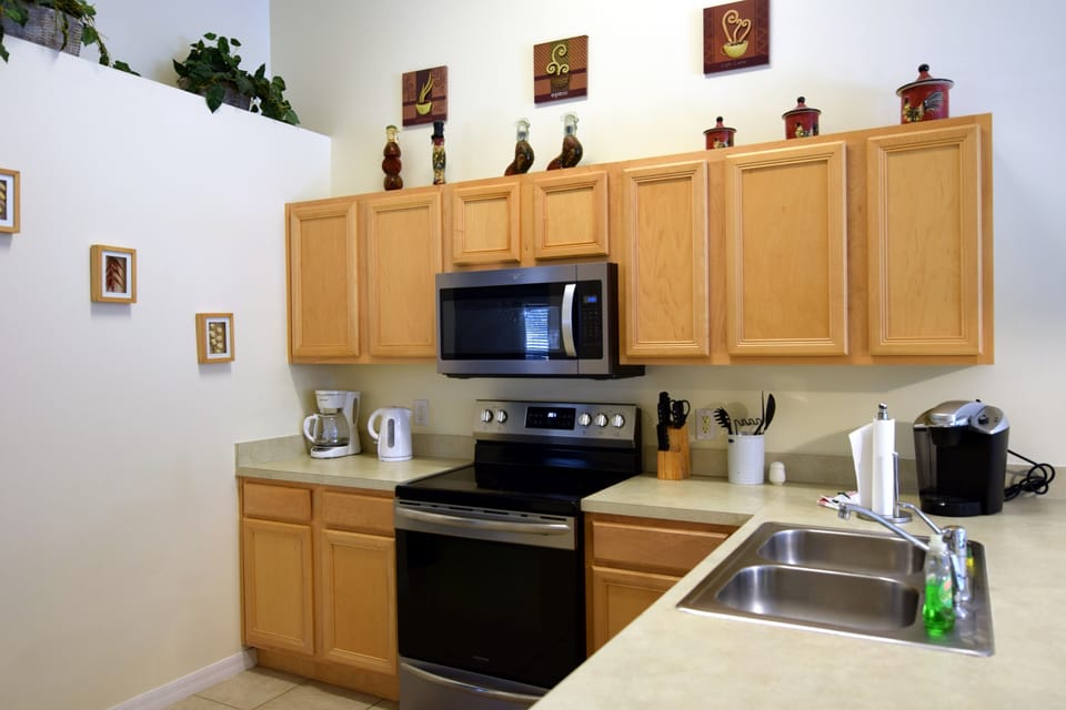Fully-equipped kitchen which includes a range, refrigerator/freezer, dishwasher