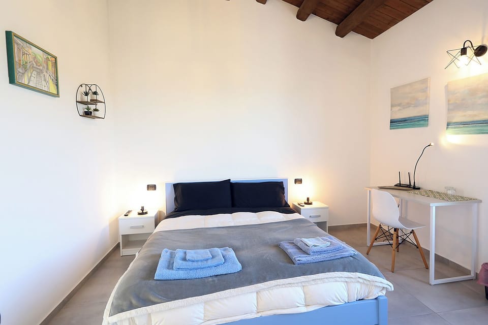 Double Room, 1 Queen Bed, Non Smoking, Hill View | Hypo-allergenic bedding, down comforters, memory foam beds, desk