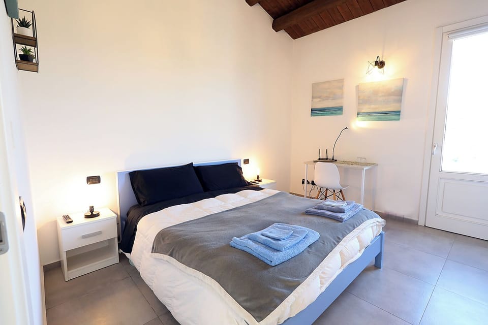Double Room, 1 Queen Bed, Non Smoking, Hill View | Hypo-allergenic bedding, down comforters, memory foam beds, desk