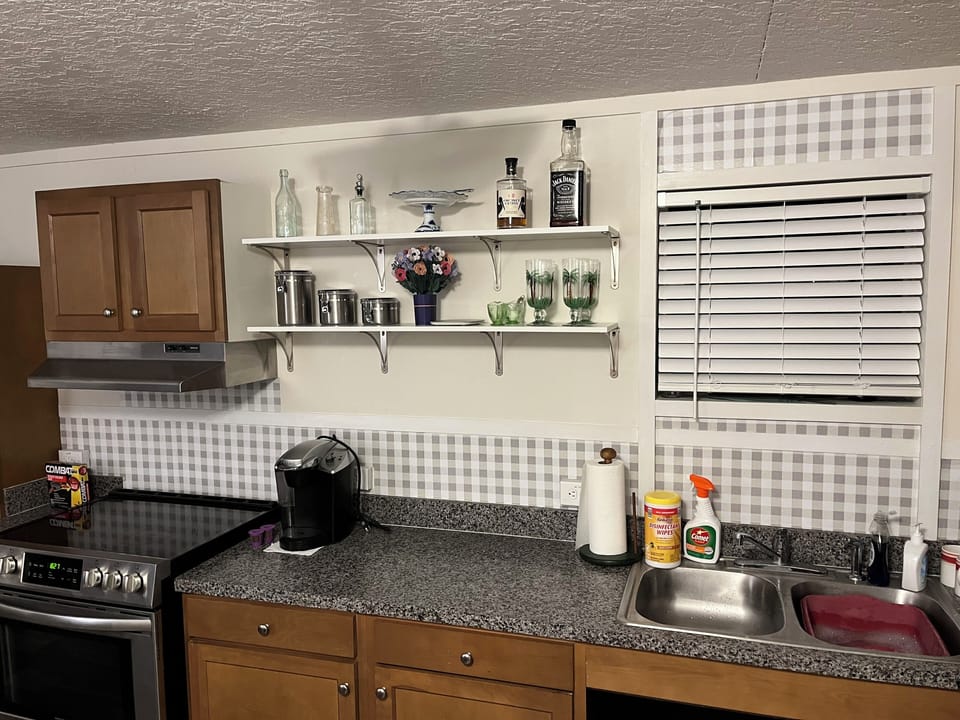 Well equipped kitchen (no dish washer)