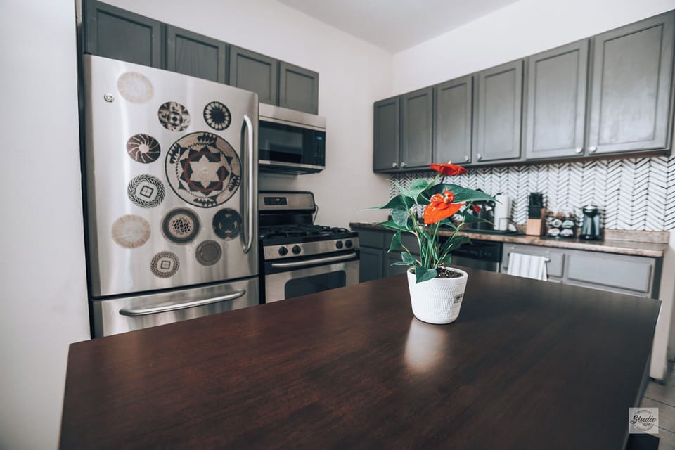 Full-size fridge, microwave, oven, stovetop