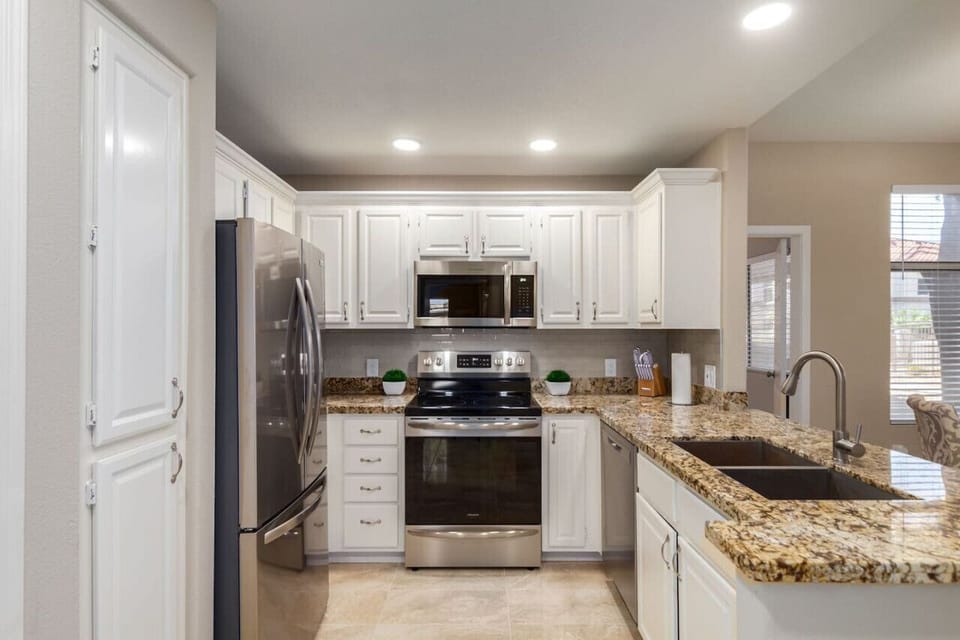 Full Kitchen. Granite and Stainless.