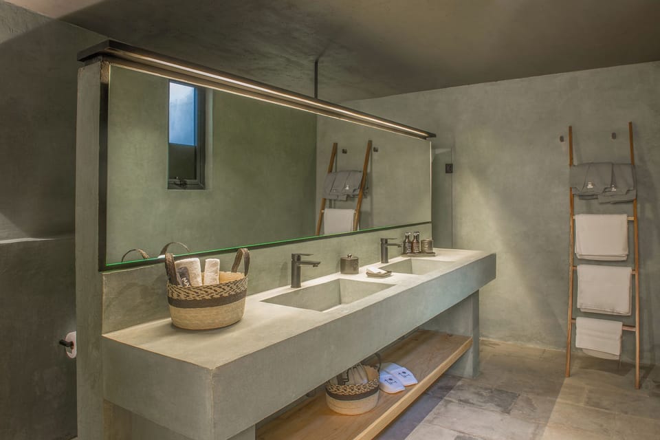 Premium Suite, King bed and Jacuzzi | 1 bedroom, premium bedding, down comforters, pillowtop beds