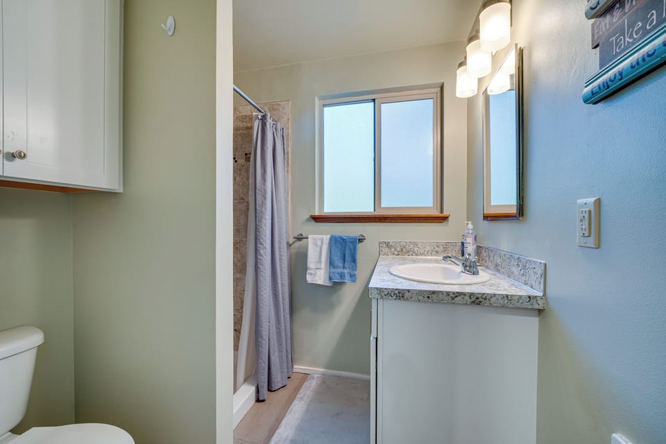 Full Bath | Complimentary Toiletries | Towels Provided