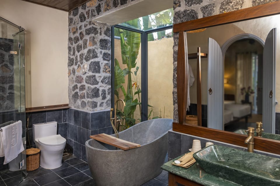 Luxury Bungalow | Bathroom | Combined shower/tub, rainfall showerhead, free toiletries, hair dryer