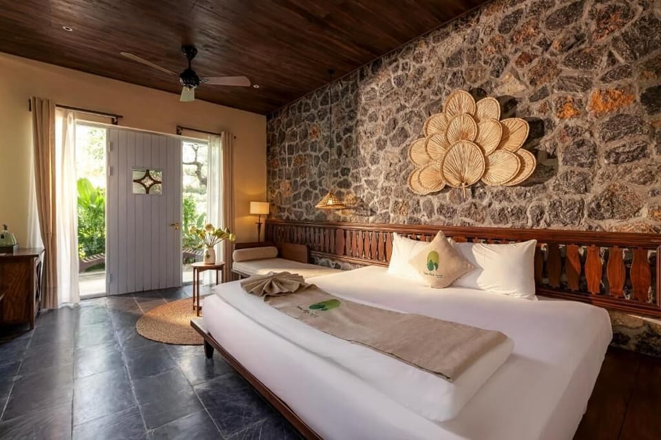 Premium bedding, free minibar, in-room safe, desk