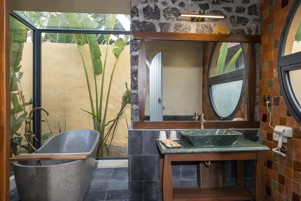 Family Villa | Bathroom | Combined shower/tub, rainfall showerhead, free toiletries, hair dryer