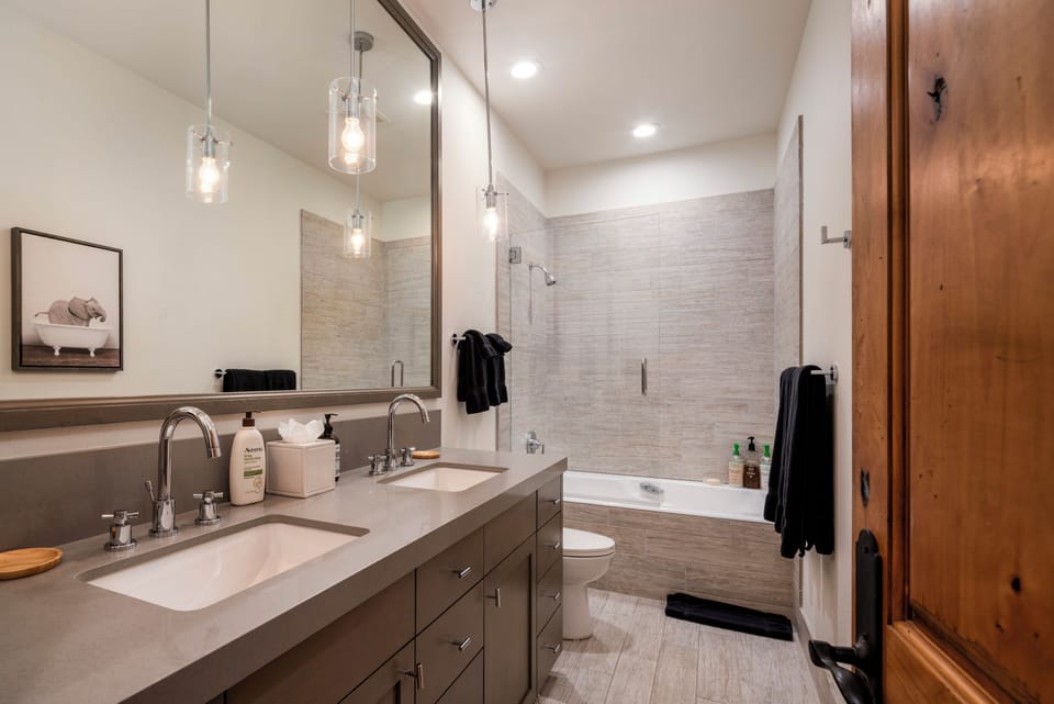 Updated contemporary bathroom with shower/tub combo