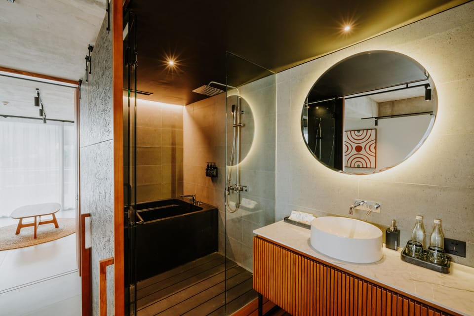Combined shower/tub, deep soaking tub, hydromassage showerhead