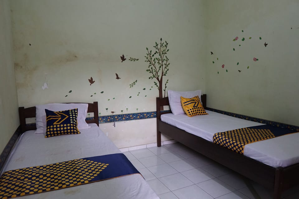 Twin Room | Laptop workspace, free WiFi, bed sheets