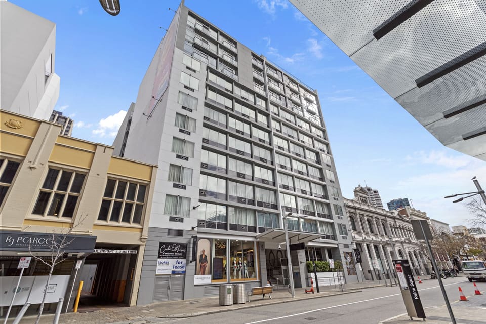 Discover the heart of the city! This modern building is ideally located within walking distance of shops, restaurants, and entertainment.