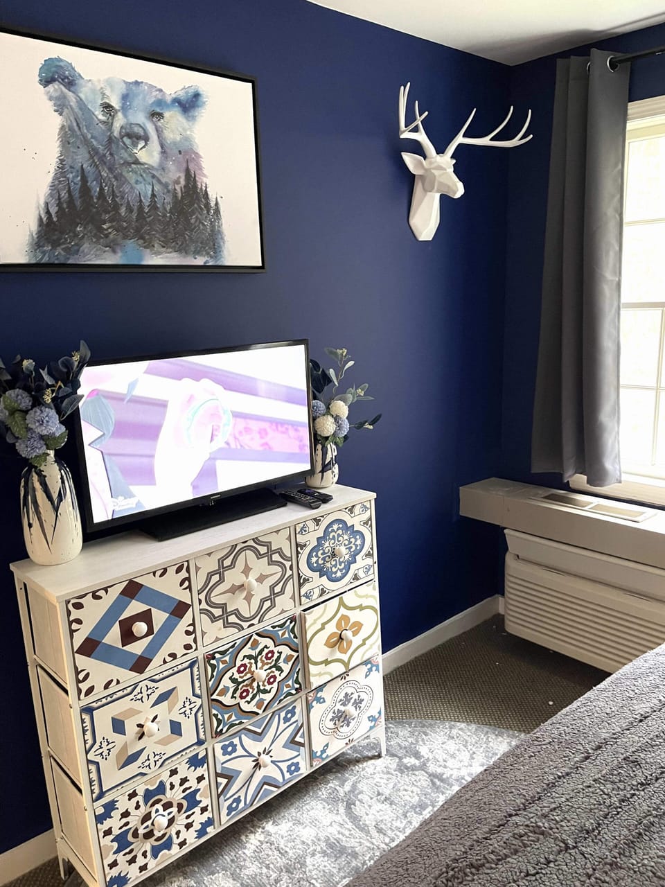 Smart TV and Modern, Comfortable Decor