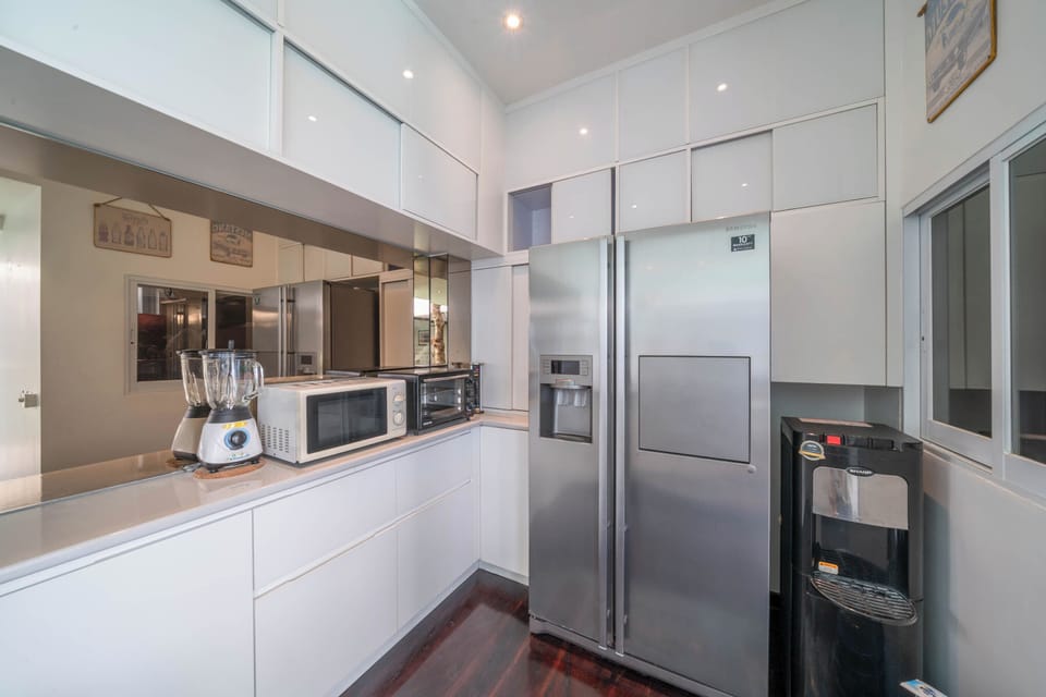 Fridge, microwave, stovetop, blender