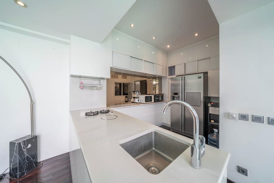 Deluxe Villa | Private kitchen | Fridge, microwave, stovetop, blender