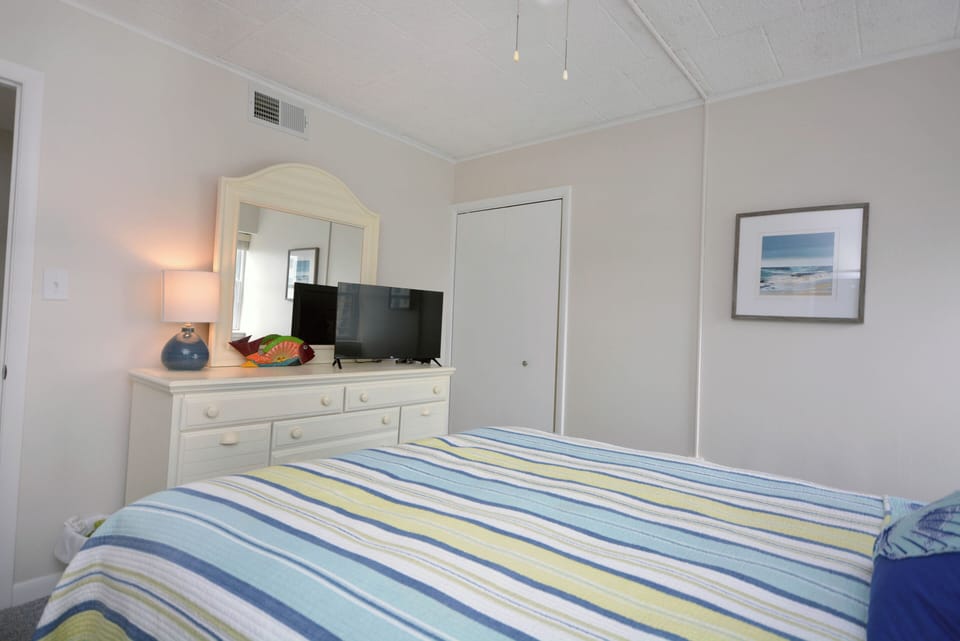 QUEEN-BEDROOM