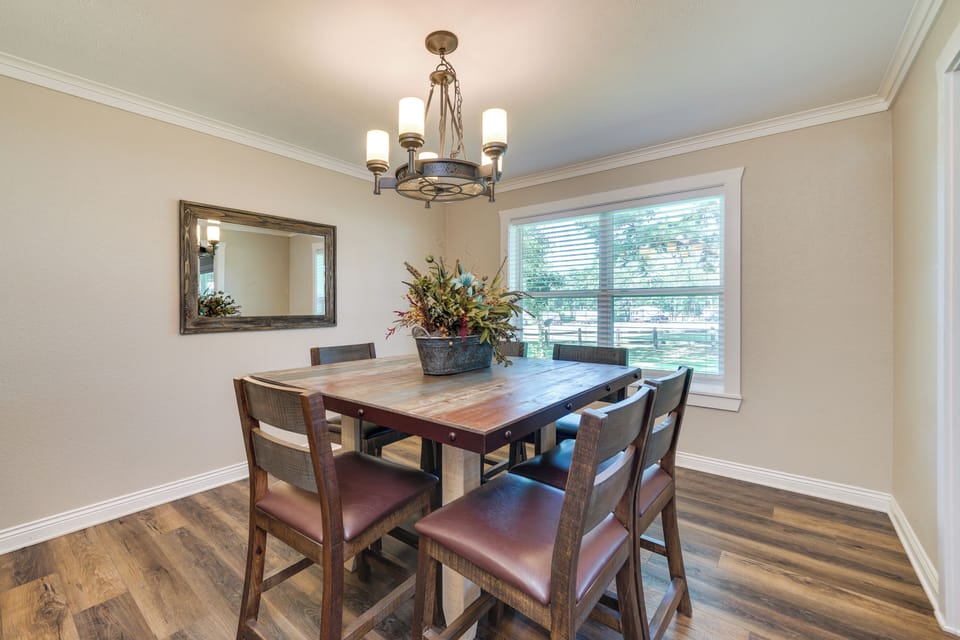 Dining Area | Dishware/Flatware Provided