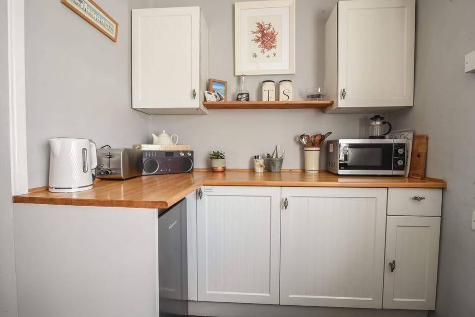 Cottage | Private kitchen | Fridge, dishwasher, electric kettle, toaster
