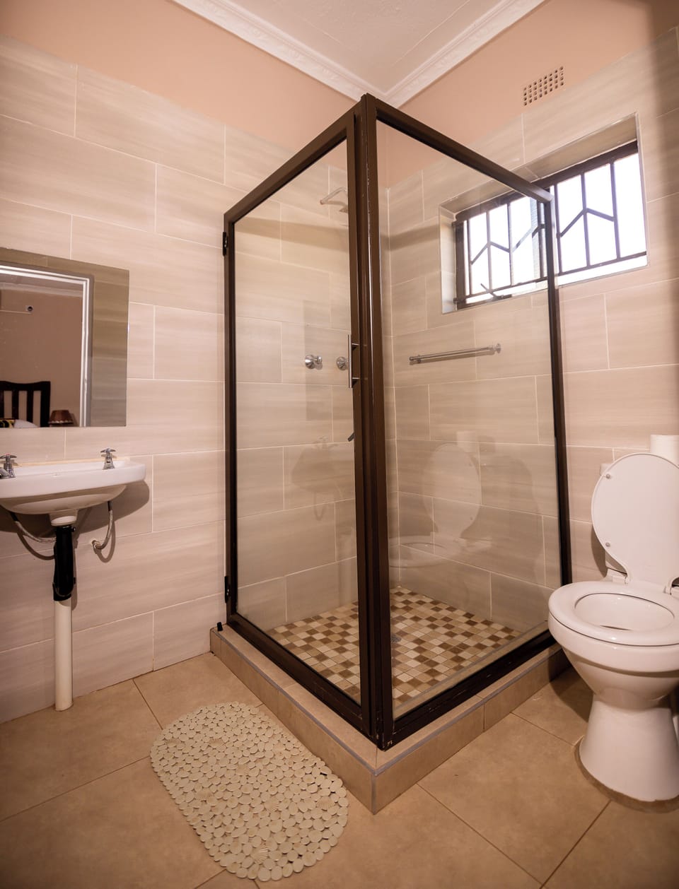 Classic Double or Twin Room | Bathroom | Shower, rainfall showerhead, towels