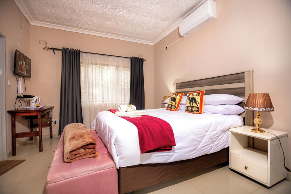 Classic Double or Twin Room | Down comforters, pillowtop beds, laptop workspace, free WiFi