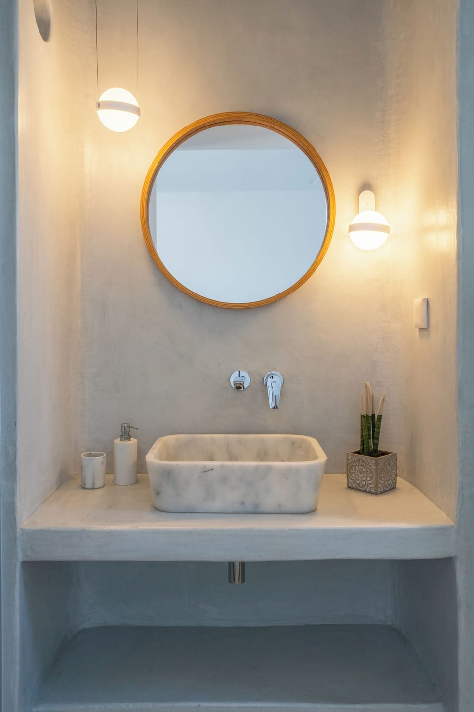 Deluxe Studio (15) | Bathroom | Shower, hydromassage showerhead, free toiletries, hair dryer