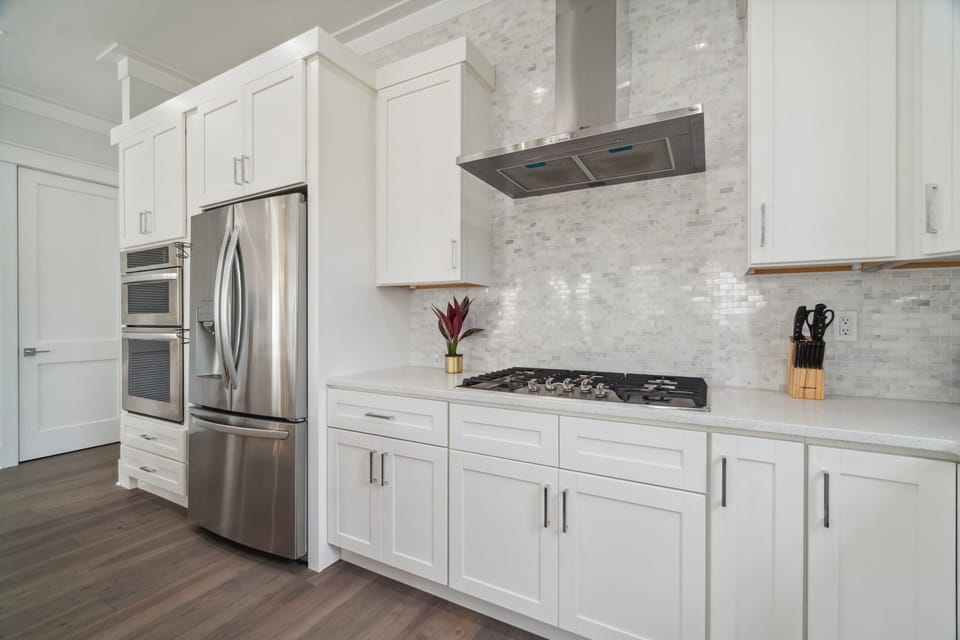 Full-size fridge, microwave, oven, stovetop