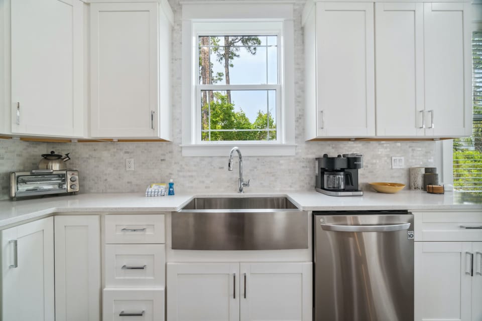Full-size fridge, microwave, oven, stovetop