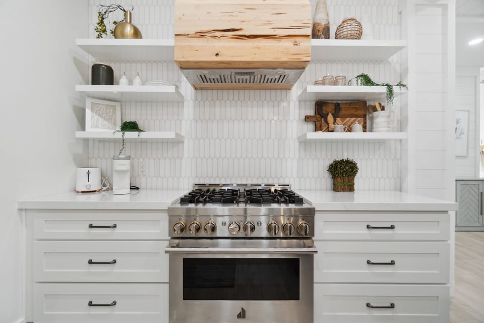 Full-size fridge, microwave, oven, stovetop