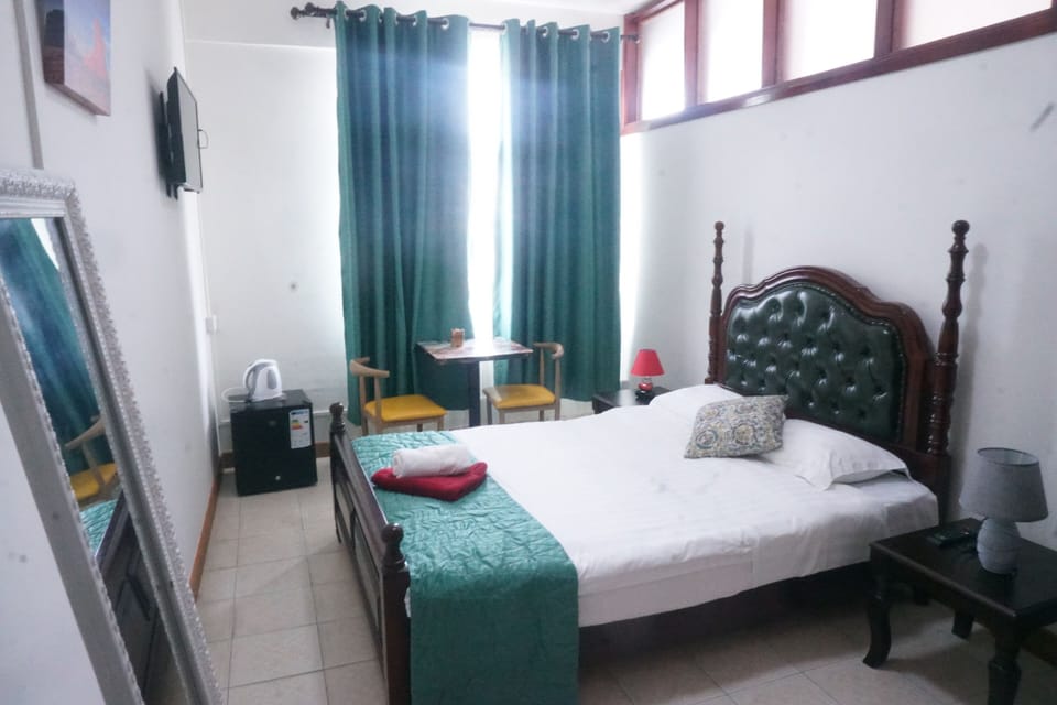 Basic Double Room | In-room safe, desk, iron/ironing board (on request), WiFi (free)