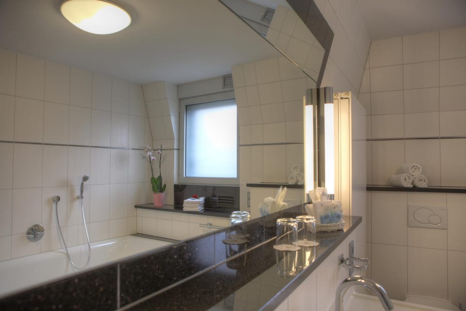 Standard Double Room | Bathroom | Free toiletries, hair dryer, towels