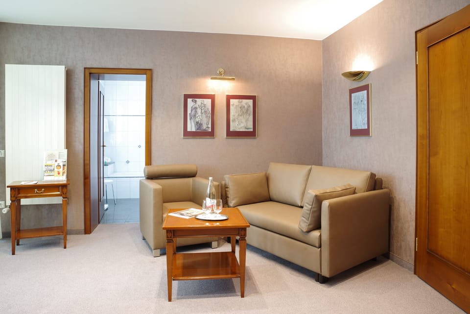 Suite | Bathroom | Free toiletries, hair dryer, towels