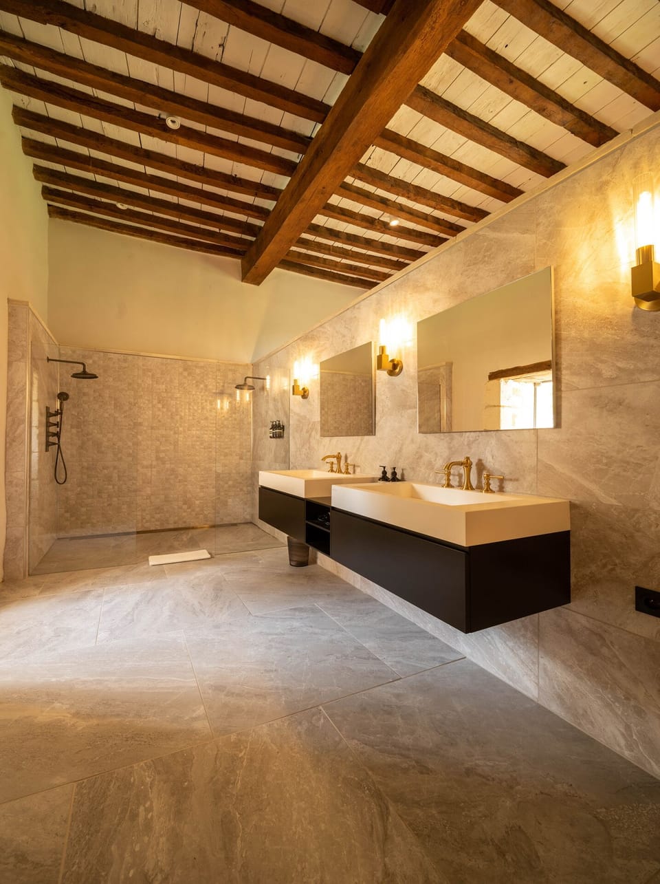 Deluxe Room | Bathroom | Shower, rainfall showerhead, hair dryer, bathrobes