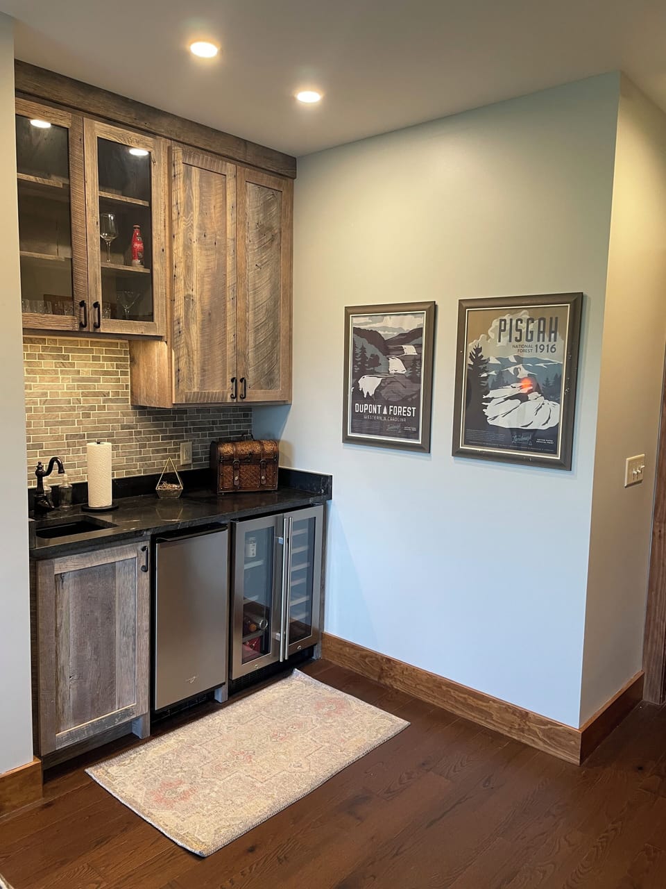 Lower level LR wet bar with ice maker 
