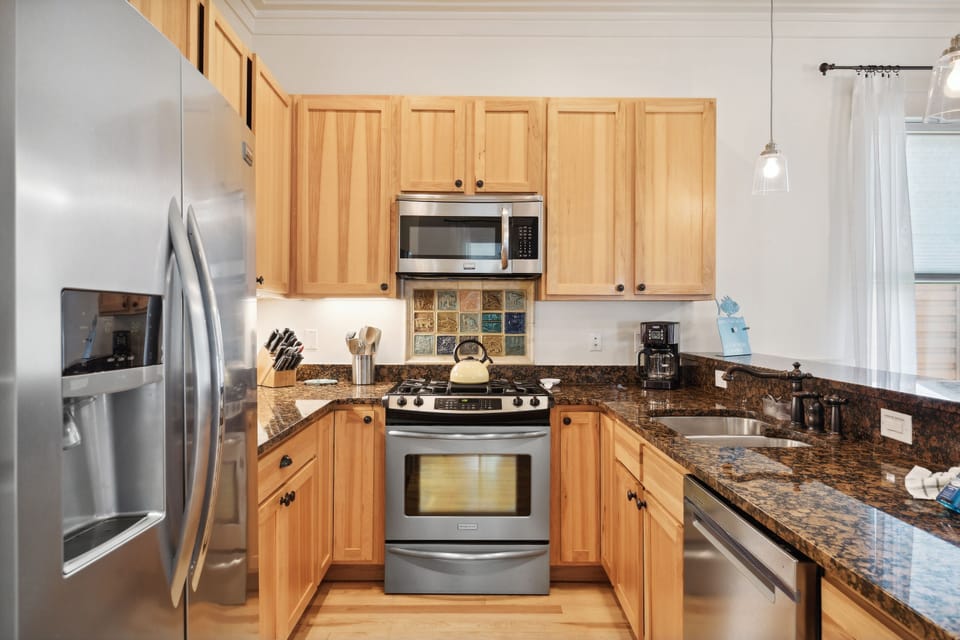 Full-size fridge, microwave, oven, stovetop