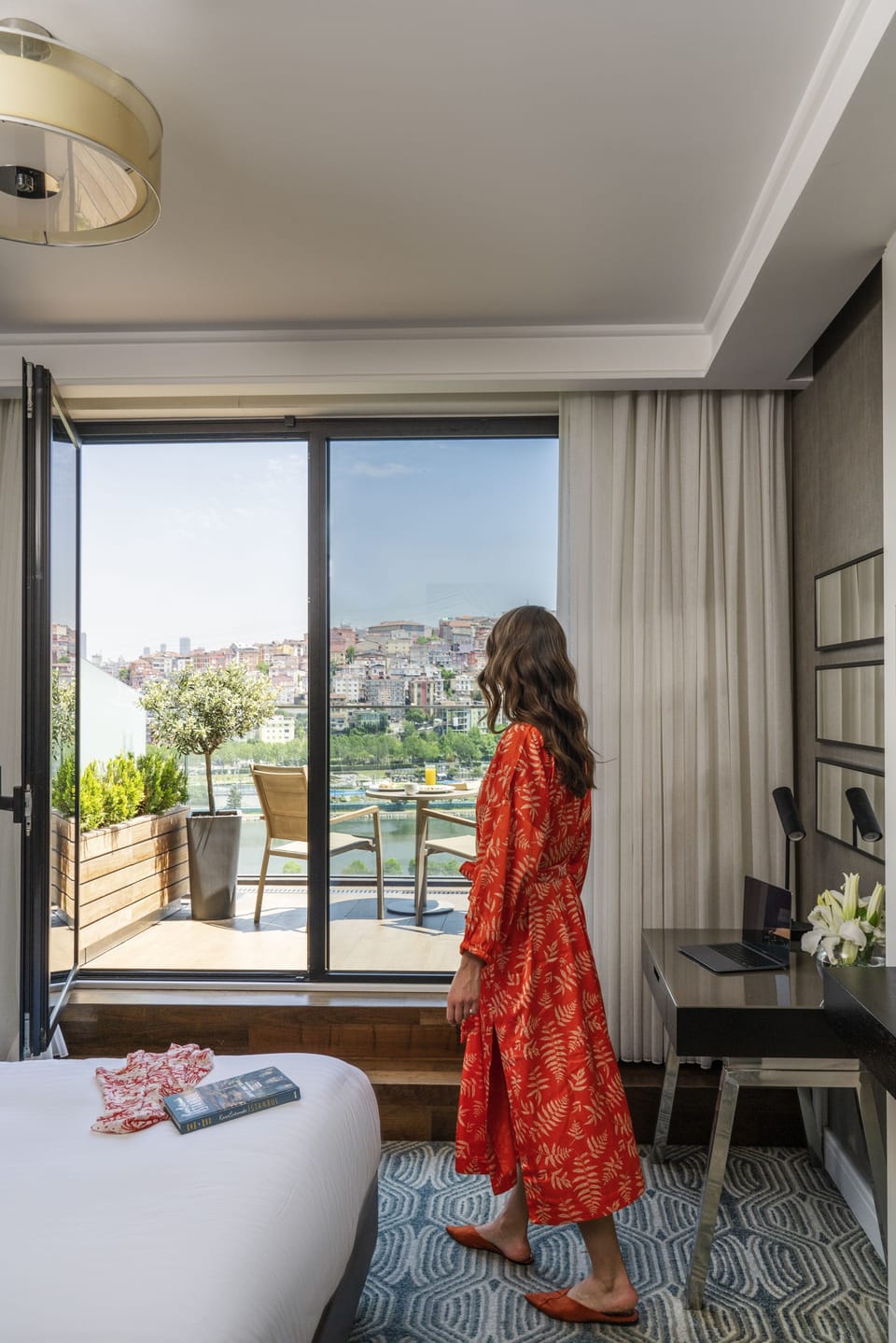 Premium Room, 1 Queen Bed, Sea View | Premium bedding, minibar, in-room safe, desk