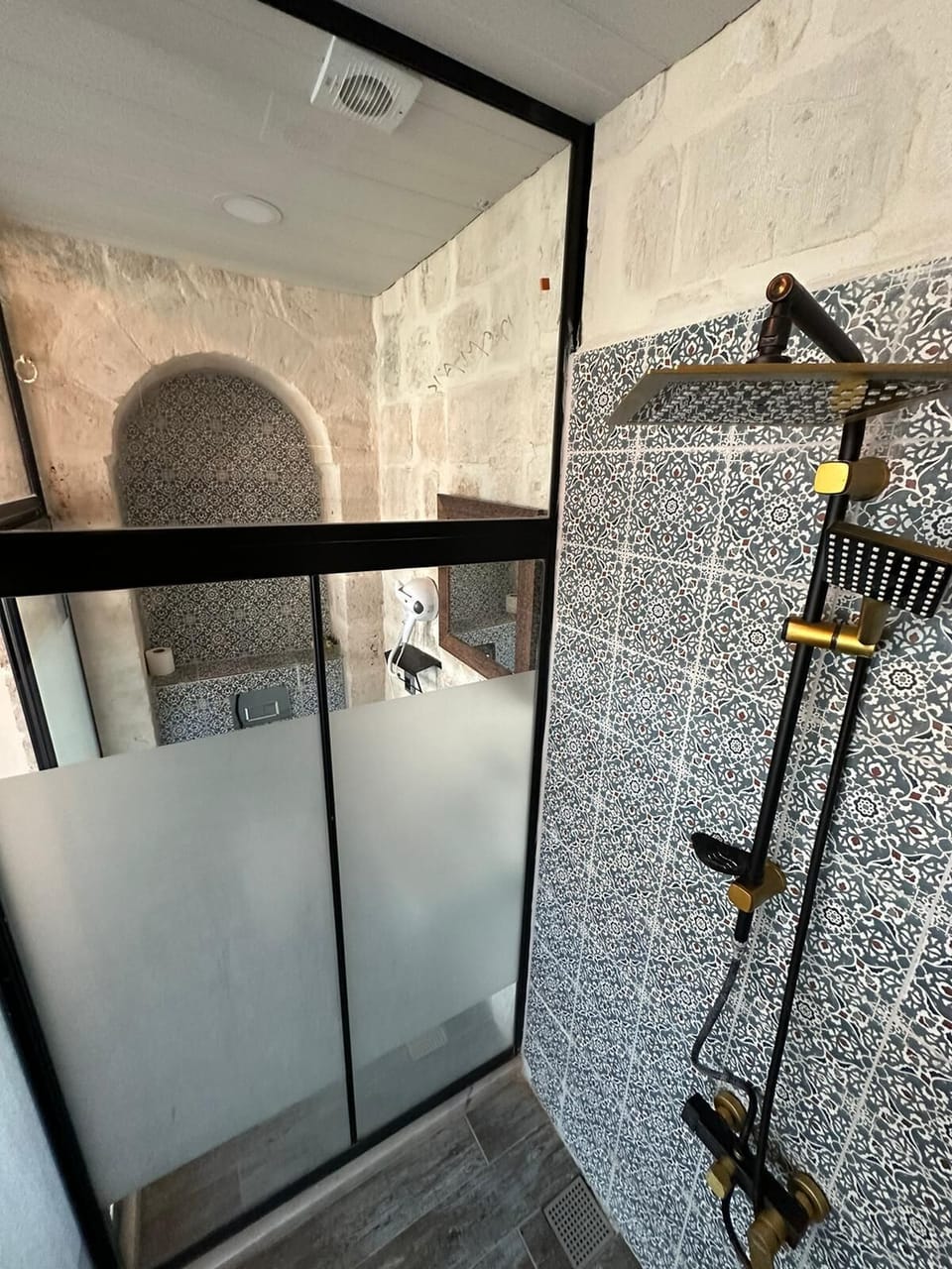 Deluxe Suite | Bathroom | Shower, rainfall showerhead, hair dryer, towels