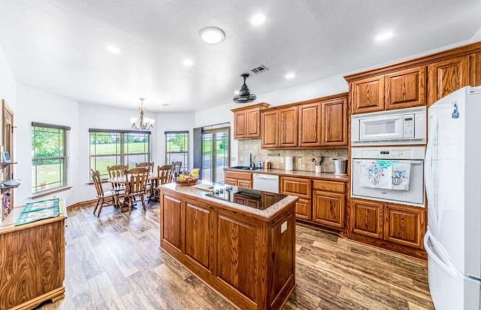 Kitchen includes all the cooking utensils needed to cook your favorite meals.