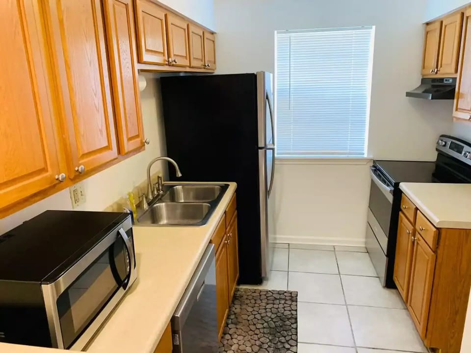 Fully stocked kitchen. Microwave, drip coffee maker, oven, dishwasher, fridge. 