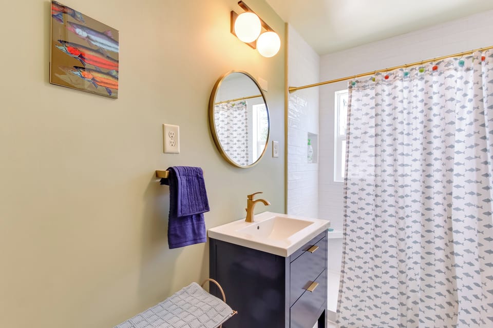Full Bathroom | Complimentary Toiletries | Hair Dryer