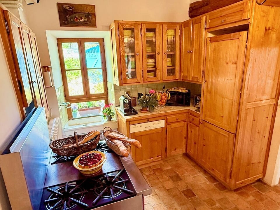 Eat in kitchen w/dishwasher, viking oven, fridge, freezer Maison de la Riviere
