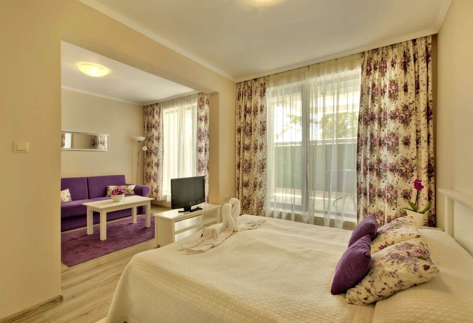 Studio, 2 Twin Beds, Kitchenette | In-room safe, free WiFi, bed sheets