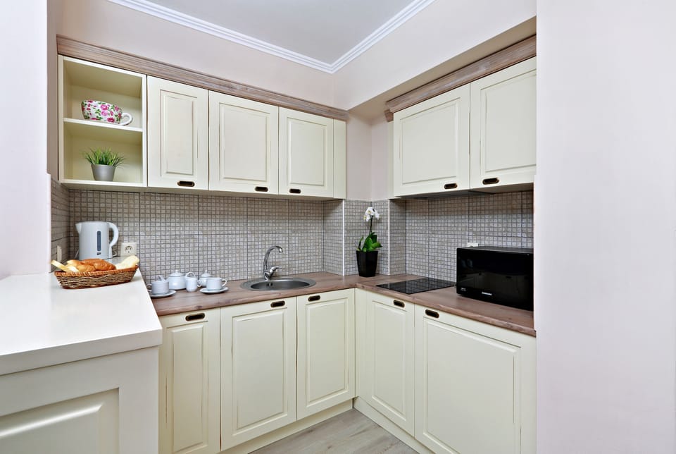 Fridge, coffee/tea maker