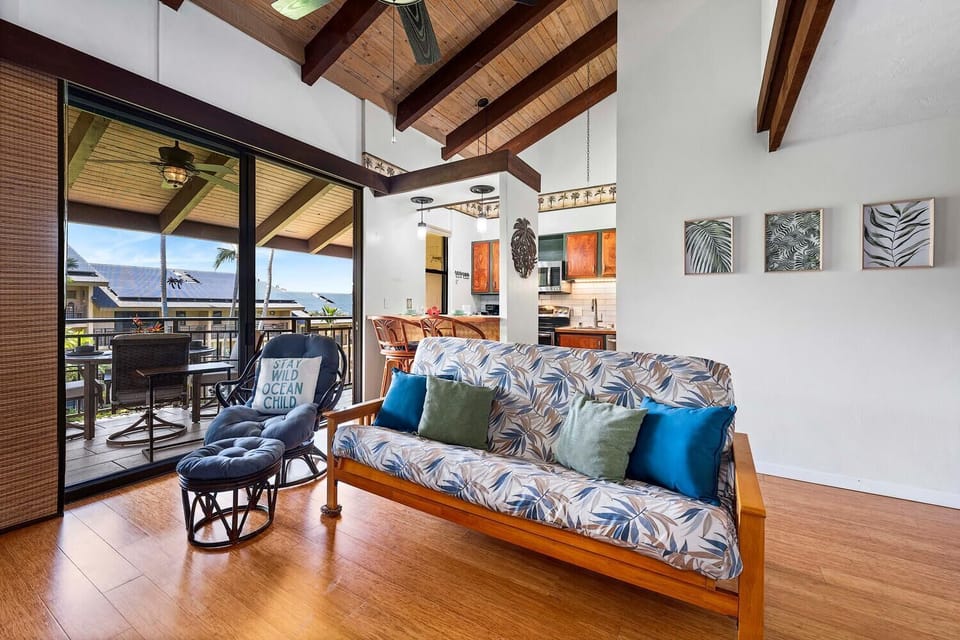 Open living area overlooking the Lanai