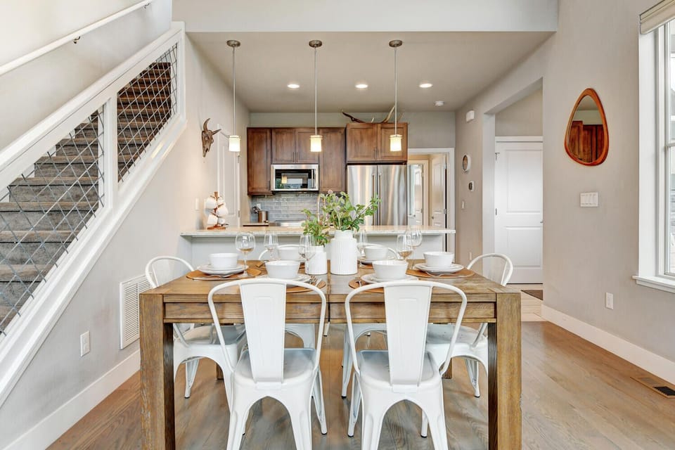 Dining Area with Seating for 6