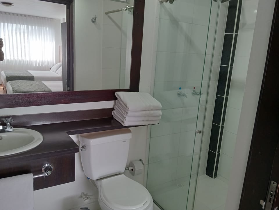 Shower, hydromassage showerhead, free toiletries, hair dryer