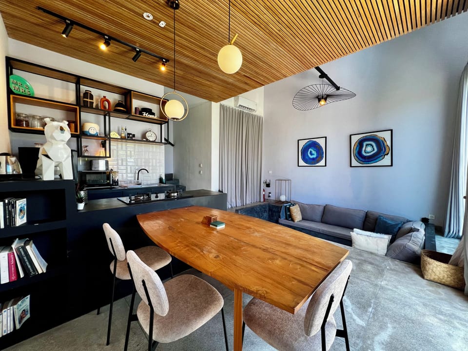 Deluxe Villa, 2 Bedrooms, Balcony, Pool View | Dining room