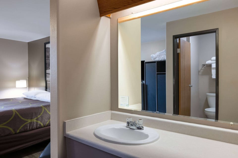 Combined shower/tub, free toiletries, hair dryer, towels
