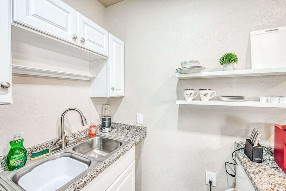 Clean kitchen sink